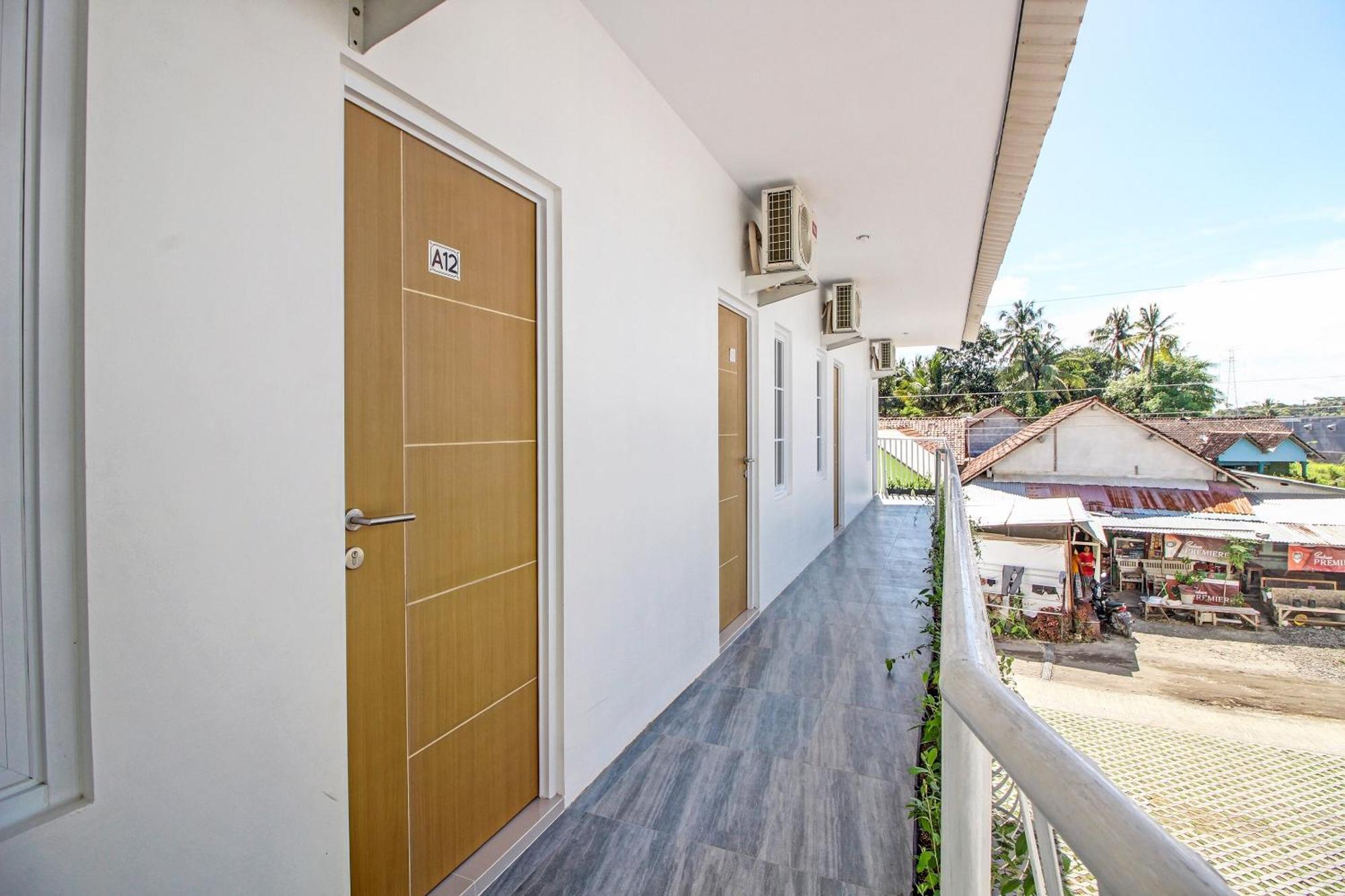 Super Oyo Collection O 92363 Kp Inn Yogyakarta Exterior photo